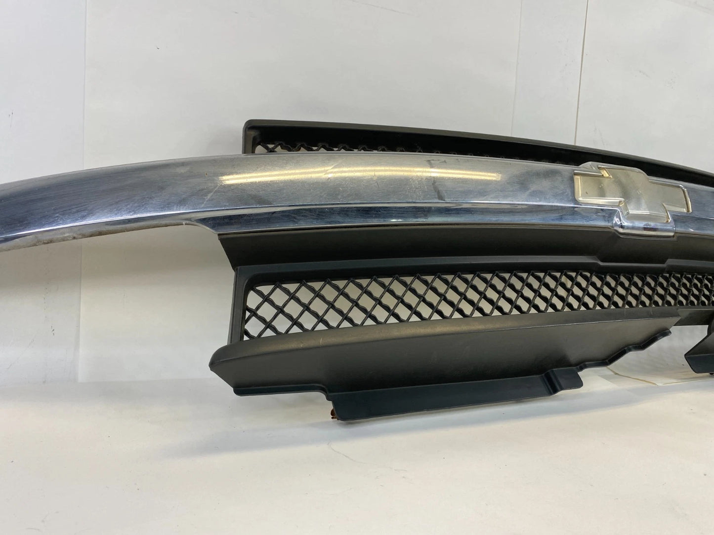 2002-2008 CHEVROLET TRAILBLAZER FRONT GRILLE W/ EMBLEM CHROME 10358107 OEM