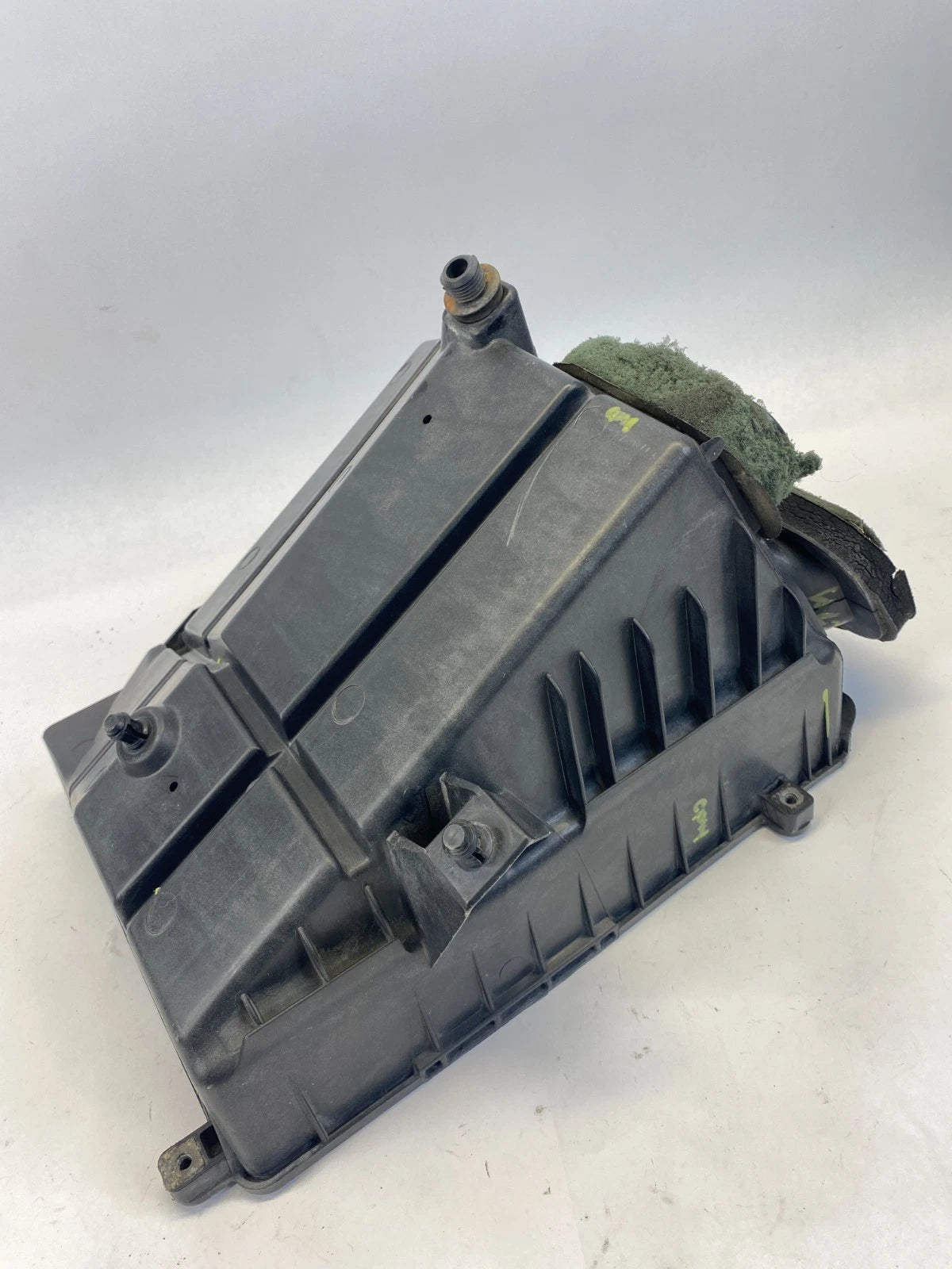 00-09 CHEVY TAHOE YUKON 5.3L AIR INTAKE CLEANER FILTER BOX UPPER COVER ASSY OEM