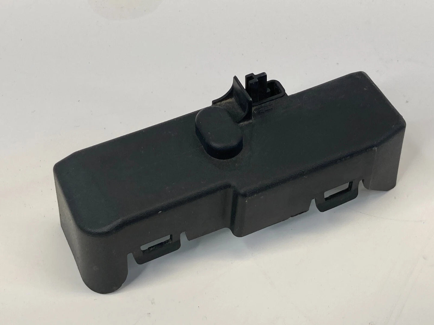 2013-2015 CHEVROLET MALIBU 2.5 ENGINE COMPARTMENT SIDE FUSE BLOCK TRIM COVER OEM