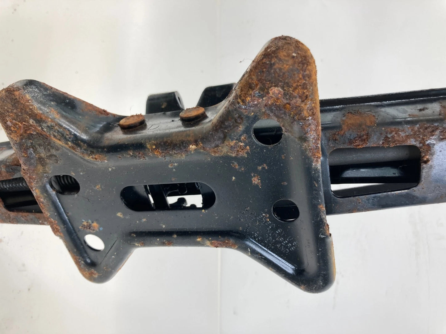 04-07 GRAND PRIX LACROSSE EMERGENCY SPARE TIRE JACK & TOOL LUG WRENCH 22722565