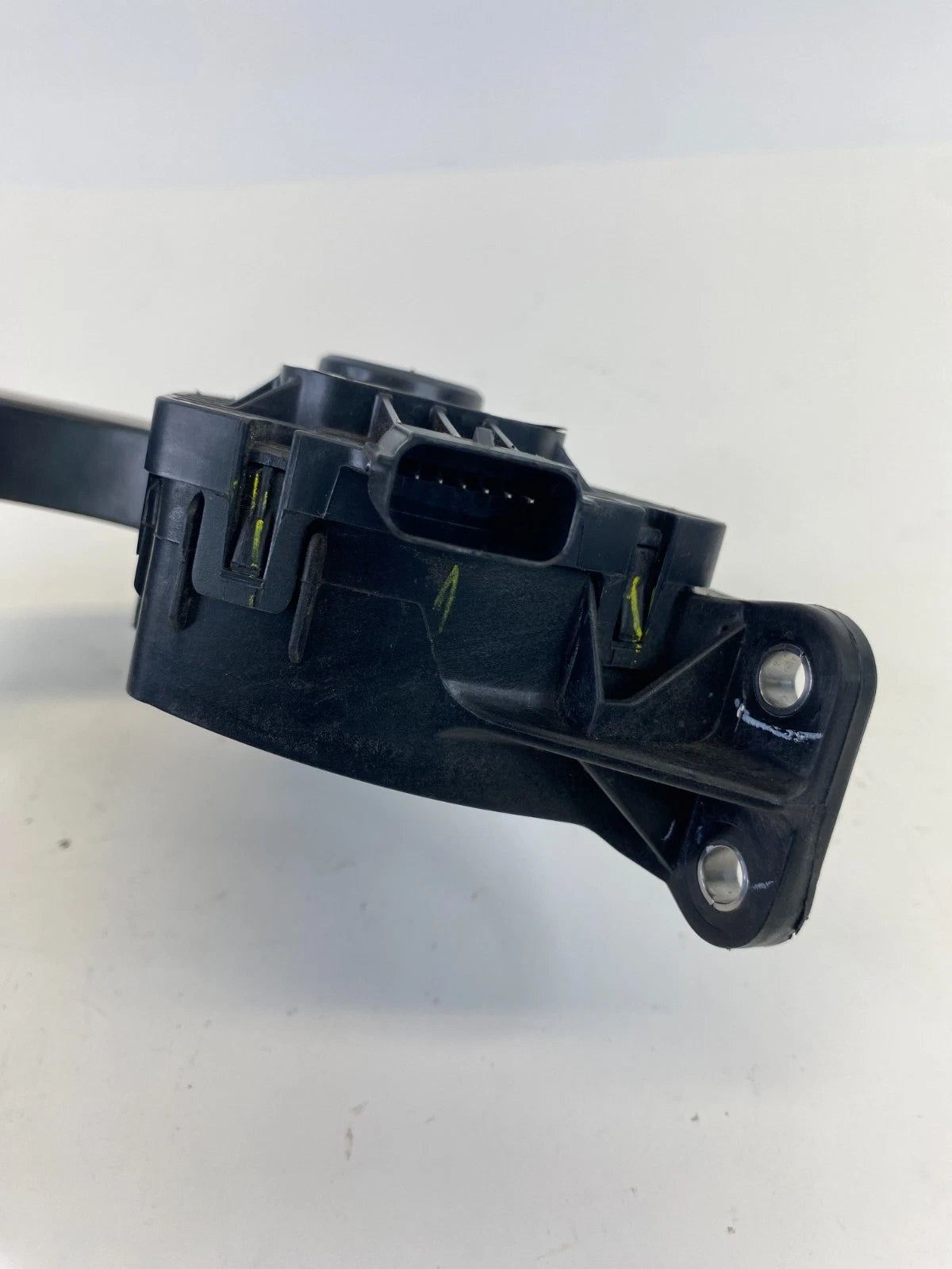 2013-2019 Ford Taurus Accelerator Pedal Gas Assembly DG13-9F836-AC OEM