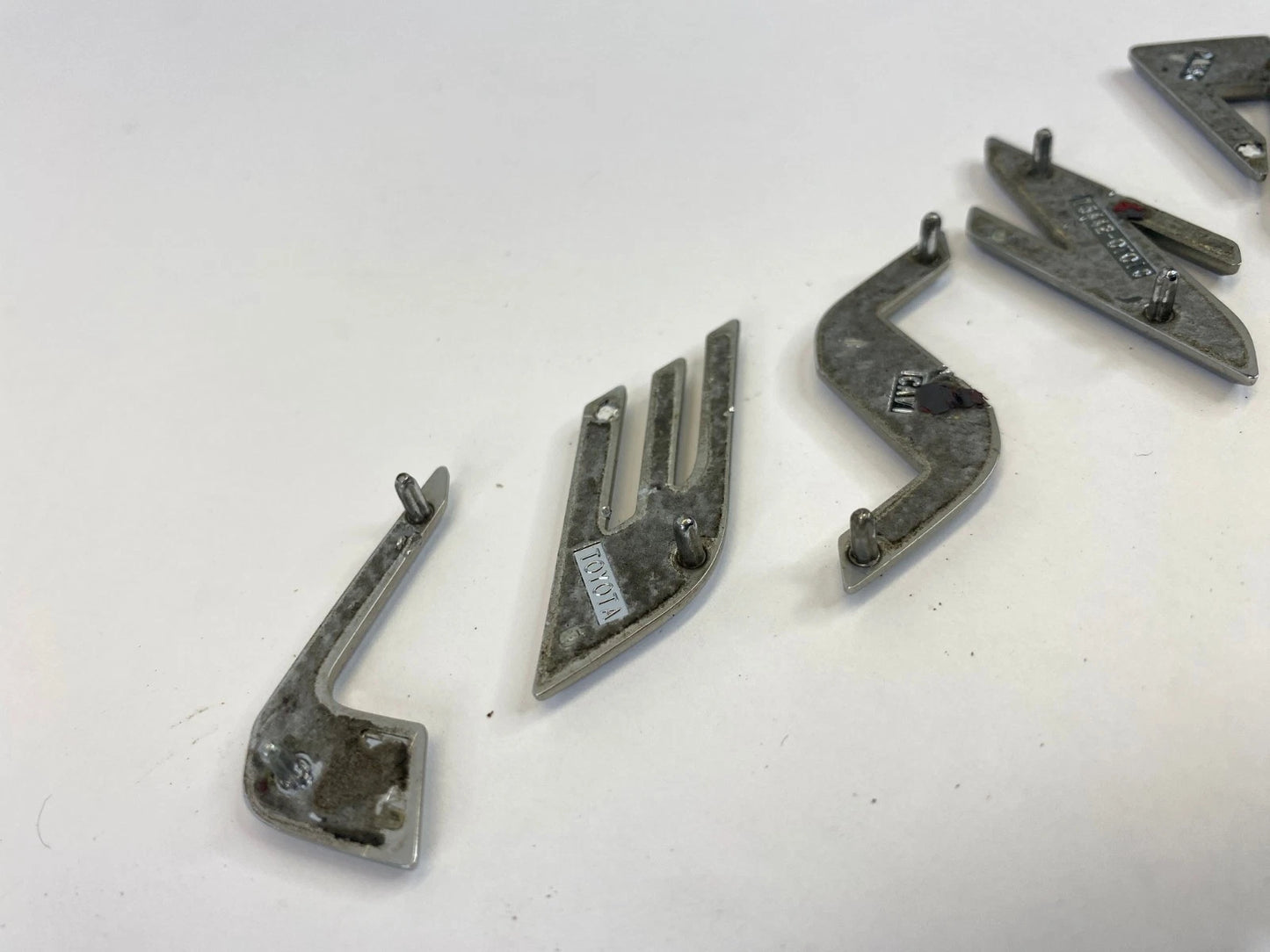 2009-2015 TOYOTA VENZA REAR LIFTGATE HATCH EMBLEM CENTER NAMEPLATE OEM FACTORY