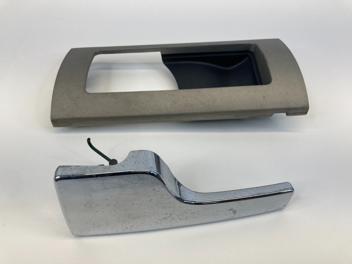 2003-2006 Lincoln Navigator Rear Left Driver Side Inner Door Handle w/ Bezel