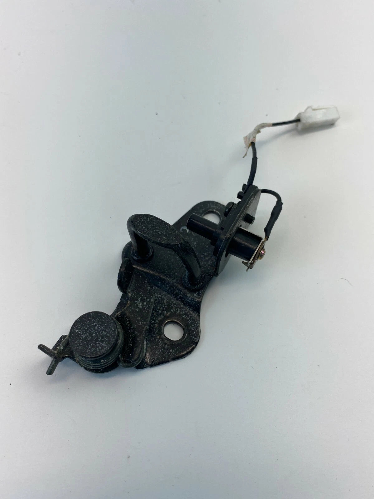 2004 2005 2006 KIA AMANTI HOOD LOCK LATCH PROTECTOR W/ CABLE 93230-39000 OEM