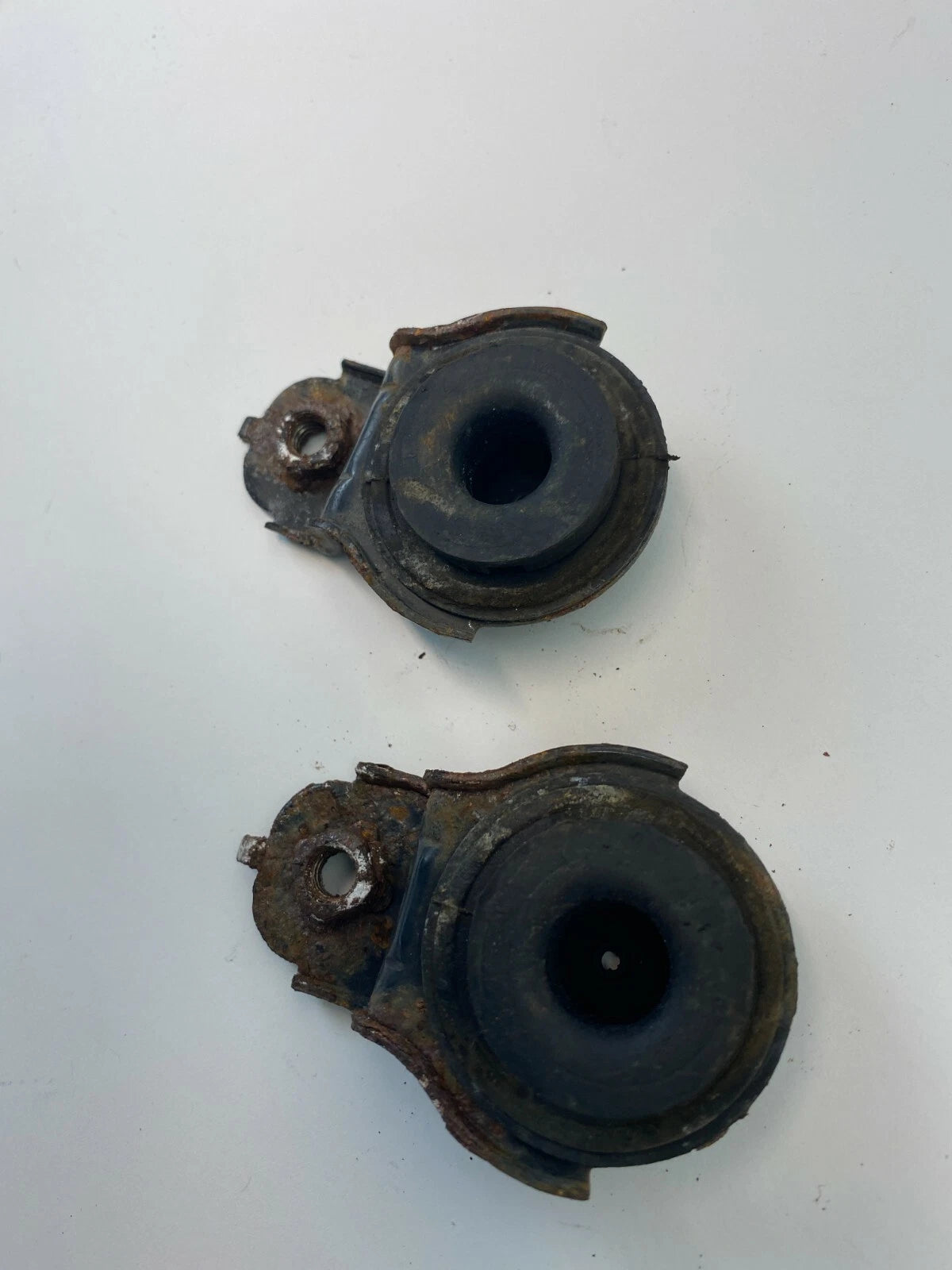 2004-2006 KIA AMANTI FRONT RADIATOR UPPER MOUNT SUPPORT BRACKET PAIR SET OEM