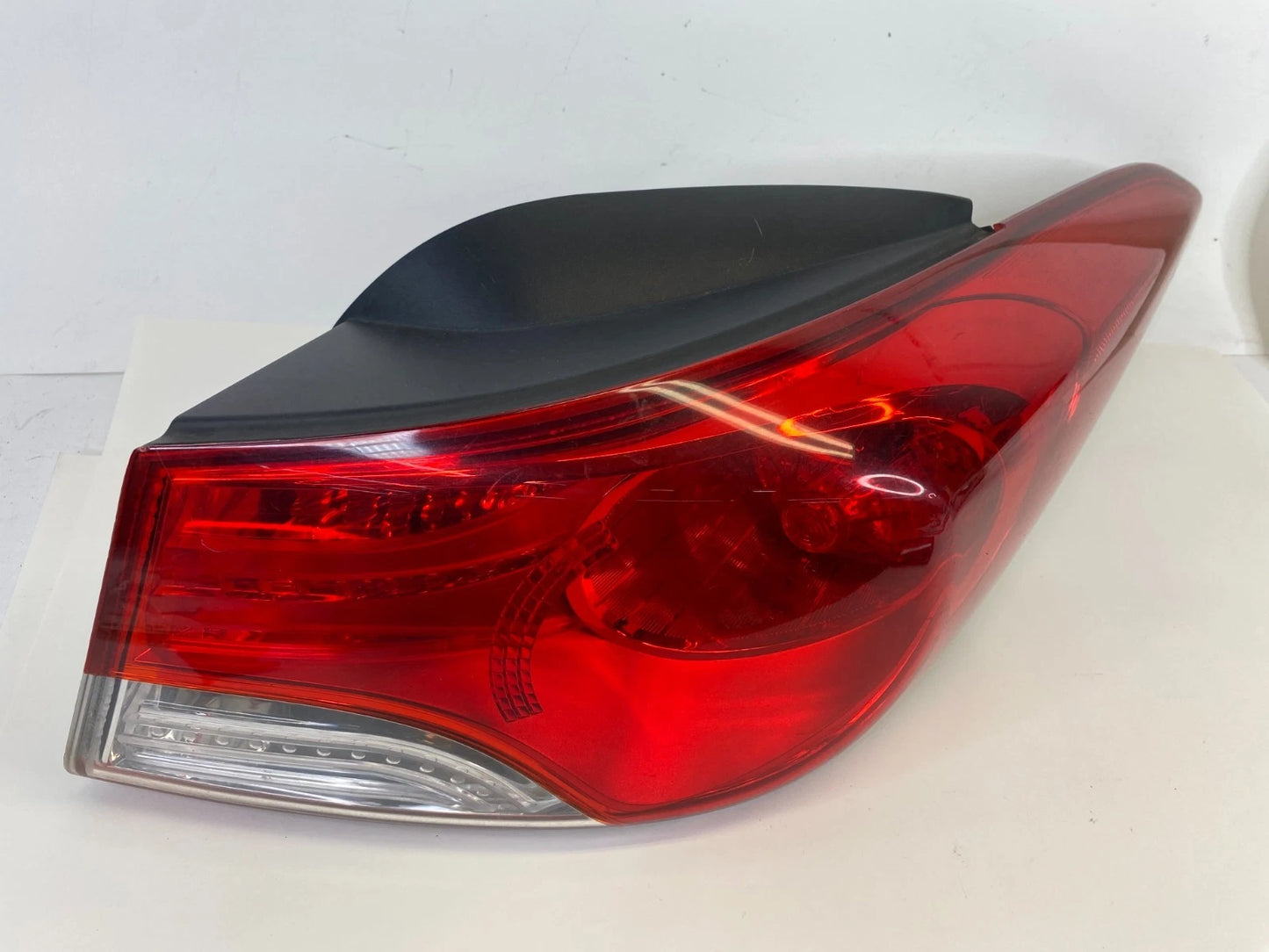2011-2013 HYUNDAI ELANTRA SEDAN REAR RIGHT PASSENGER OUTER TAIL LIGHT TAILLIGHT