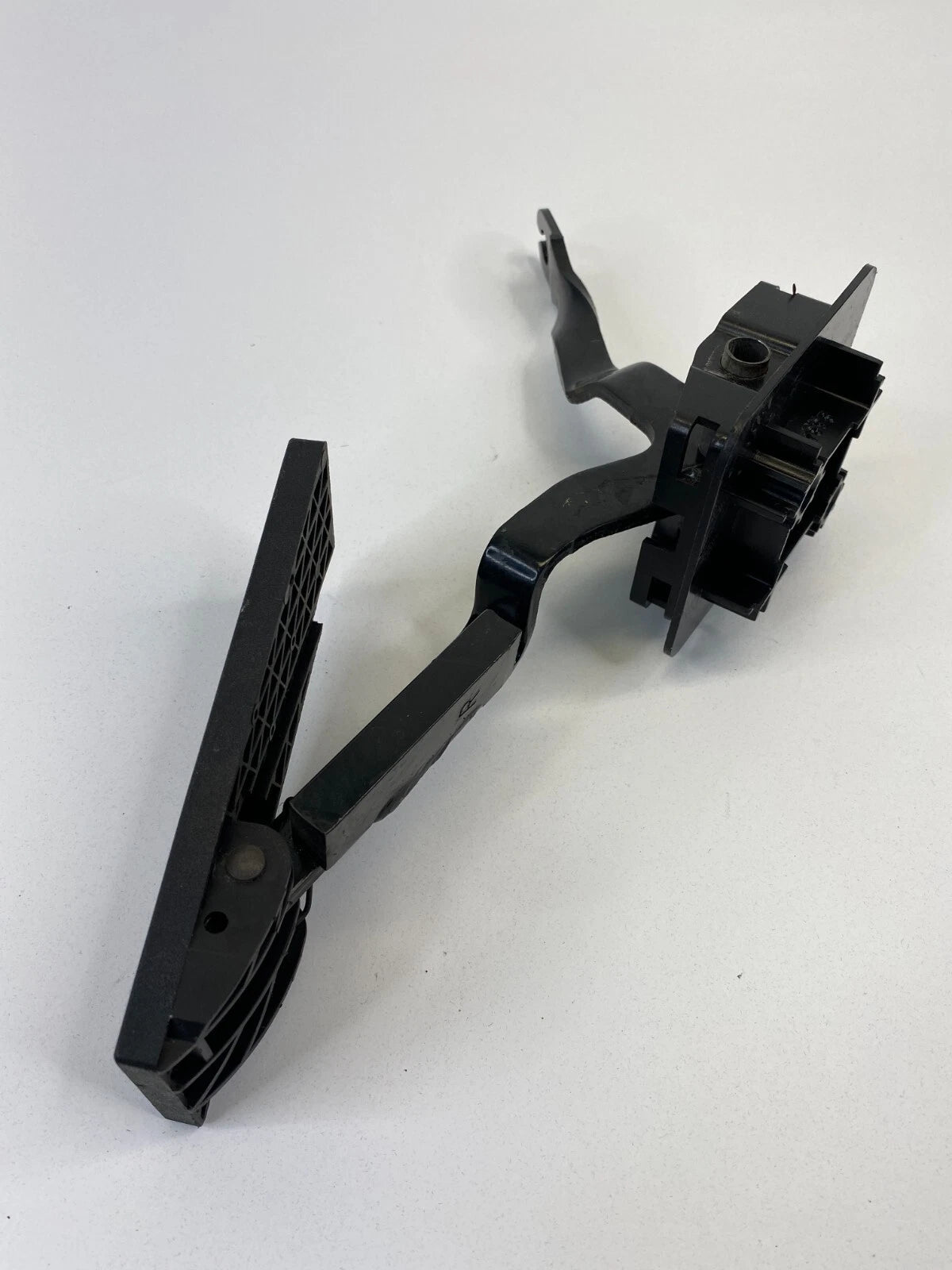 2006 CHRYSLER SEBRING ACCELERATOR GAS PEDAL ASSEMBLY ARM UNIT 04891585AC OEM
