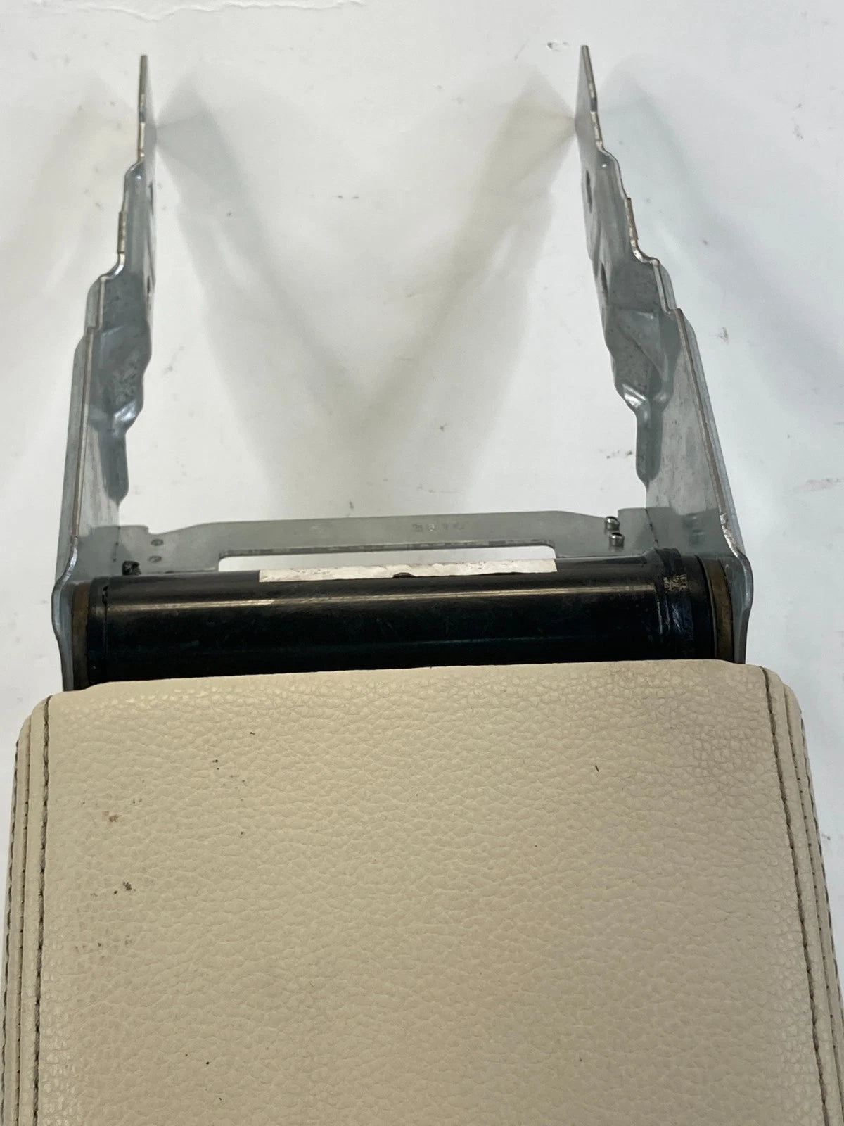 09-17 VOLKSWAGEN CC 06-10 PASSAT CENTER CONSOLE LID ARMREST ARM REST COVER OEM