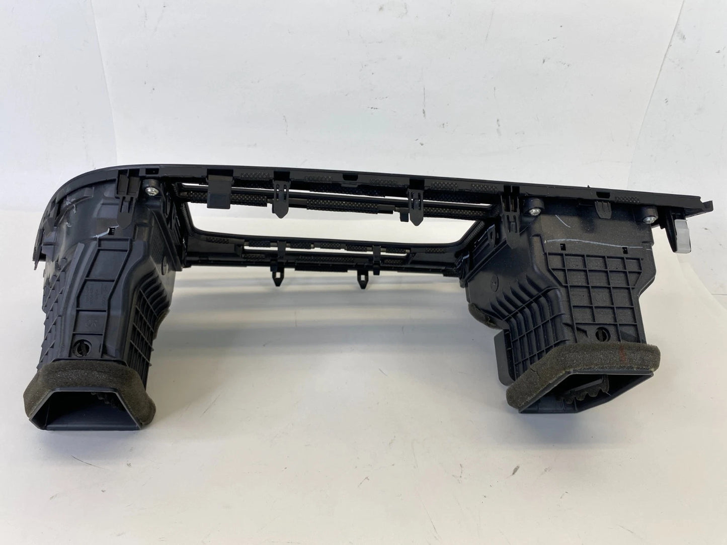 2017 2018 HYUNDAI ELANTRA CENTER DASH RADIO BEZEL TRIM W/ AIR VENT 84704-F3000