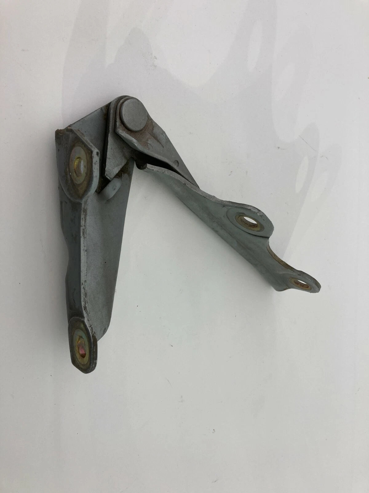 2001-2004 MITSUBISHI DIAMANTE FRONT LEFT DRIVER SIDE HOOD BONNET HINGE BRACKET