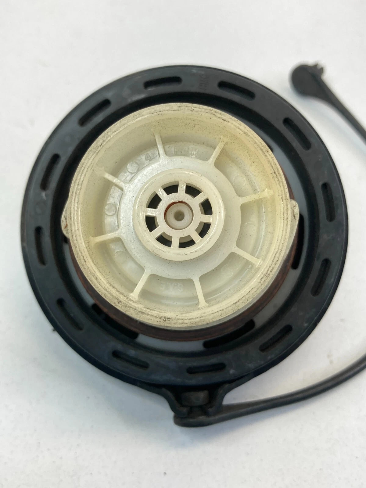 2005-2012 Kia Sedona 05-20 Optima 3.8L V6 Fuel Tank Filler Gas Cap Lid Cover OEM