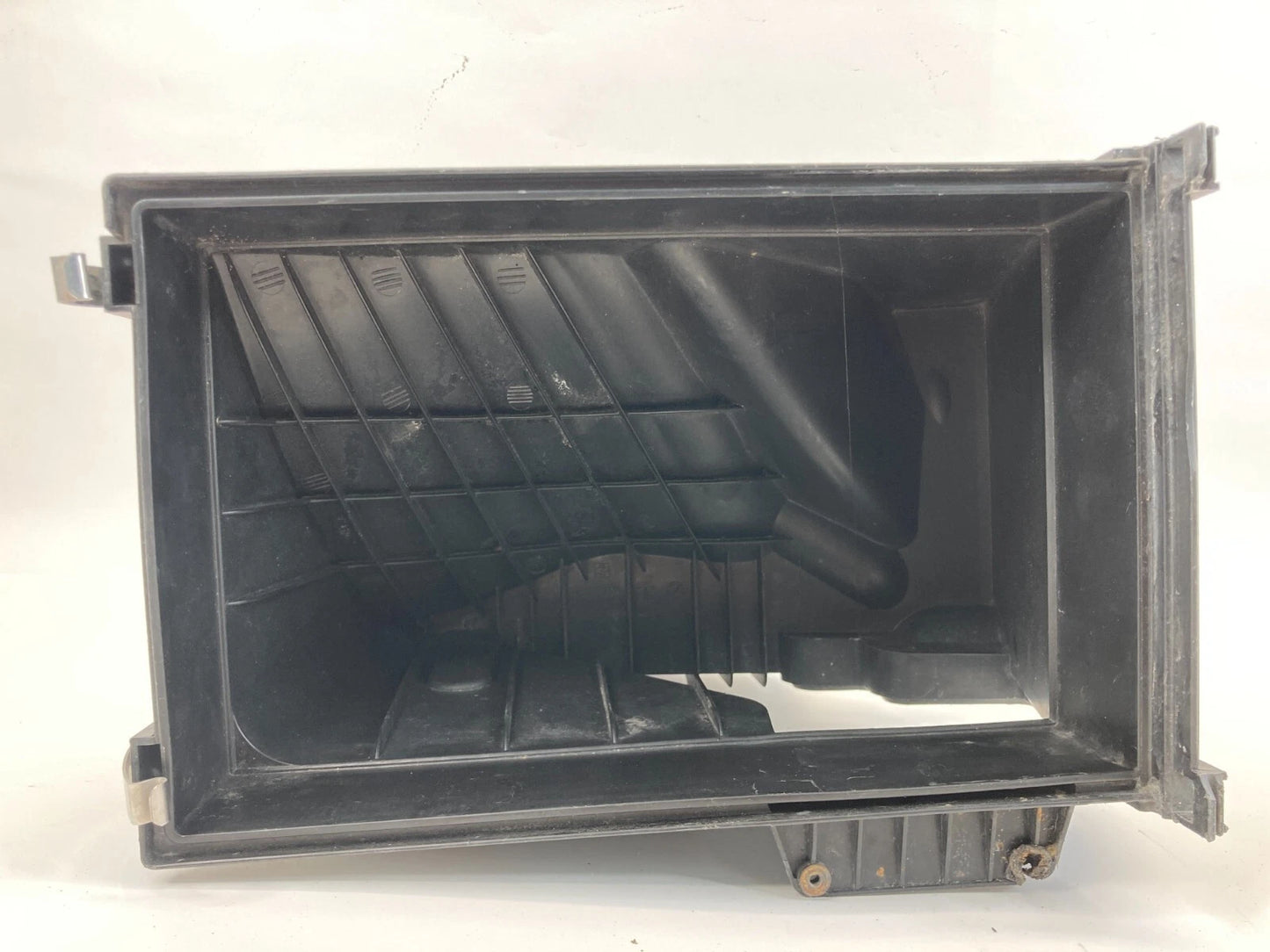 2002-2005 BMW 745i 4.4L V8 AIR CLEANER FILTER BOX LOWER COVER OEM 13717531864