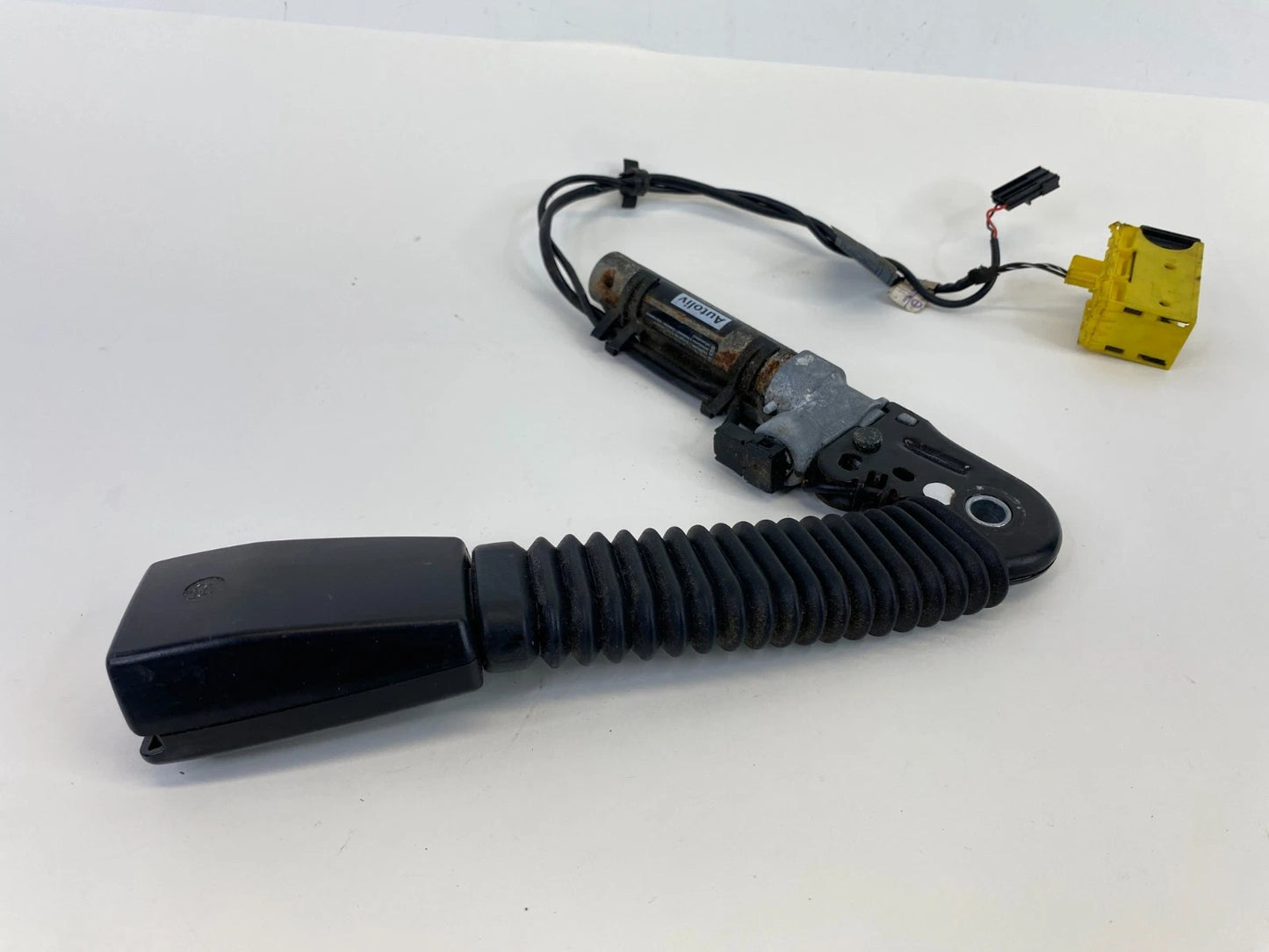 2001-2005 BMW 325I 325XI FRONT LEFT DRIVER SEAT BELT BUCKLE 8-234-970 OEM