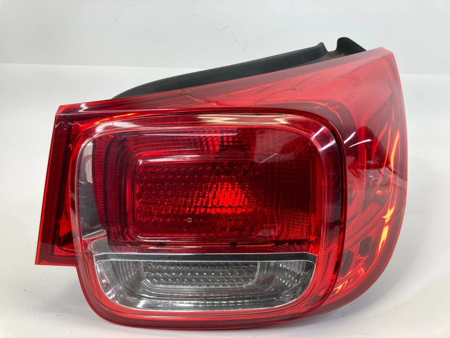 2013-2015 CHEVROLET MALIBU REAR RIGHT TAIL LIGHT LAMP OUTER TAILLIGHT LAMP OEM