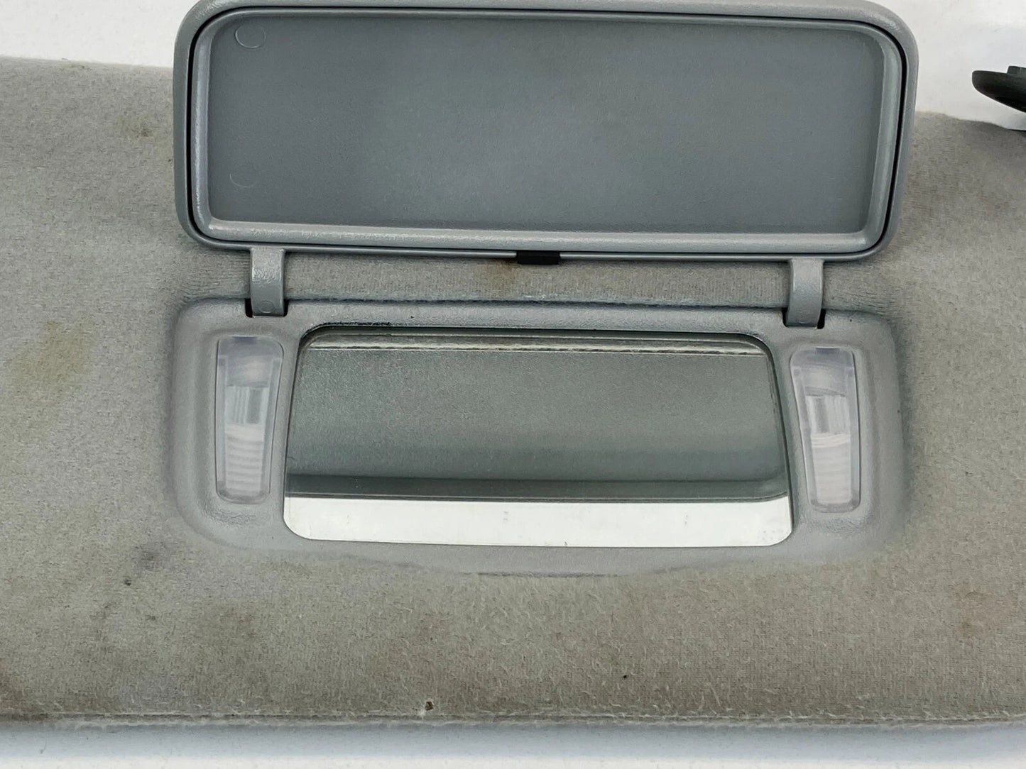2003 2004 HONDA PILOT RIGHT PASSENGER SIDE SUNVISOR SUN VISOR SHADE W/ LIGHT OEM