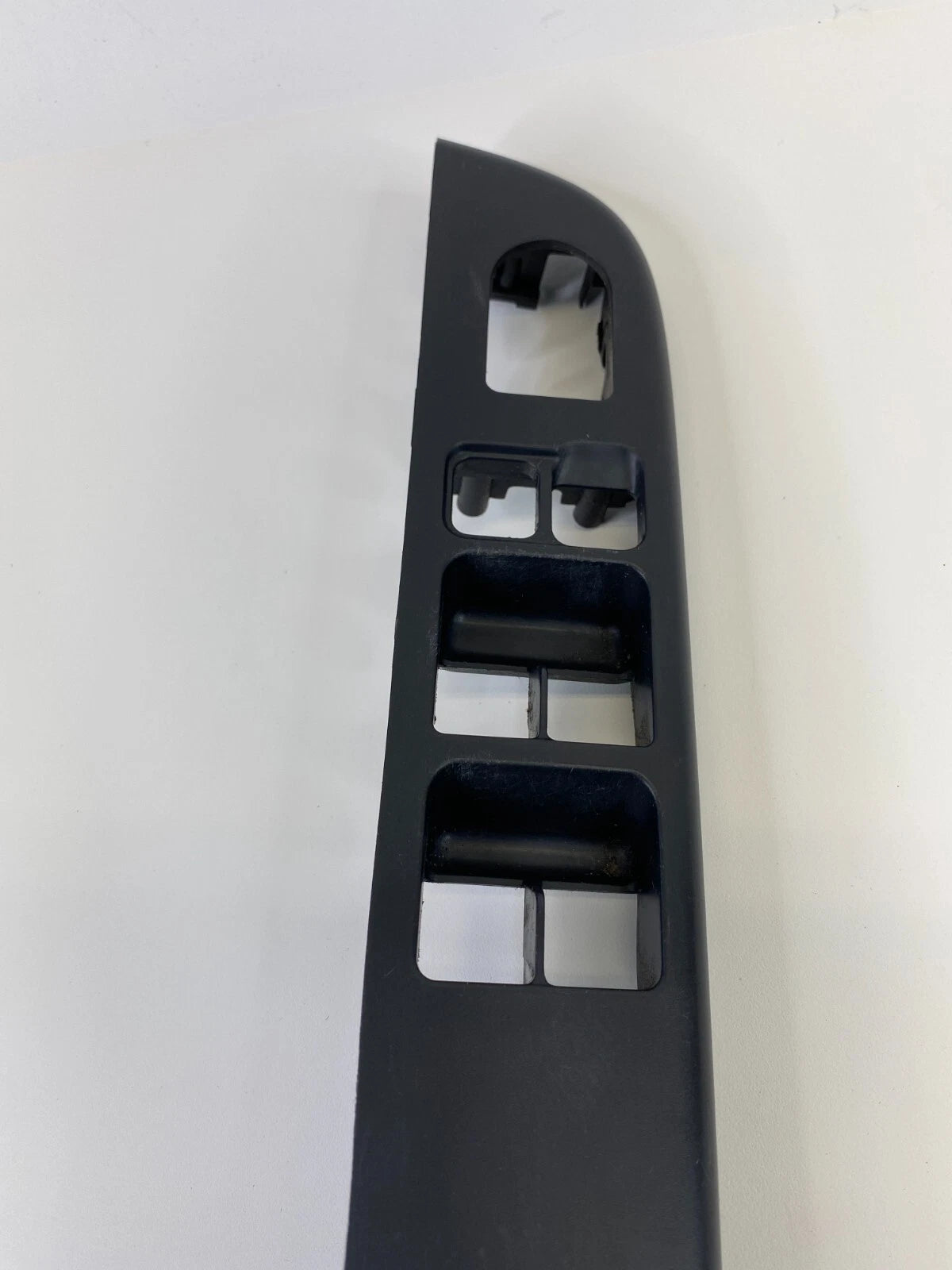 02-04 NISSAN XTERRA FRONT LEFT DOOR MASTER WINDOW SWITCH COVER BEZEL 80961-8Z500