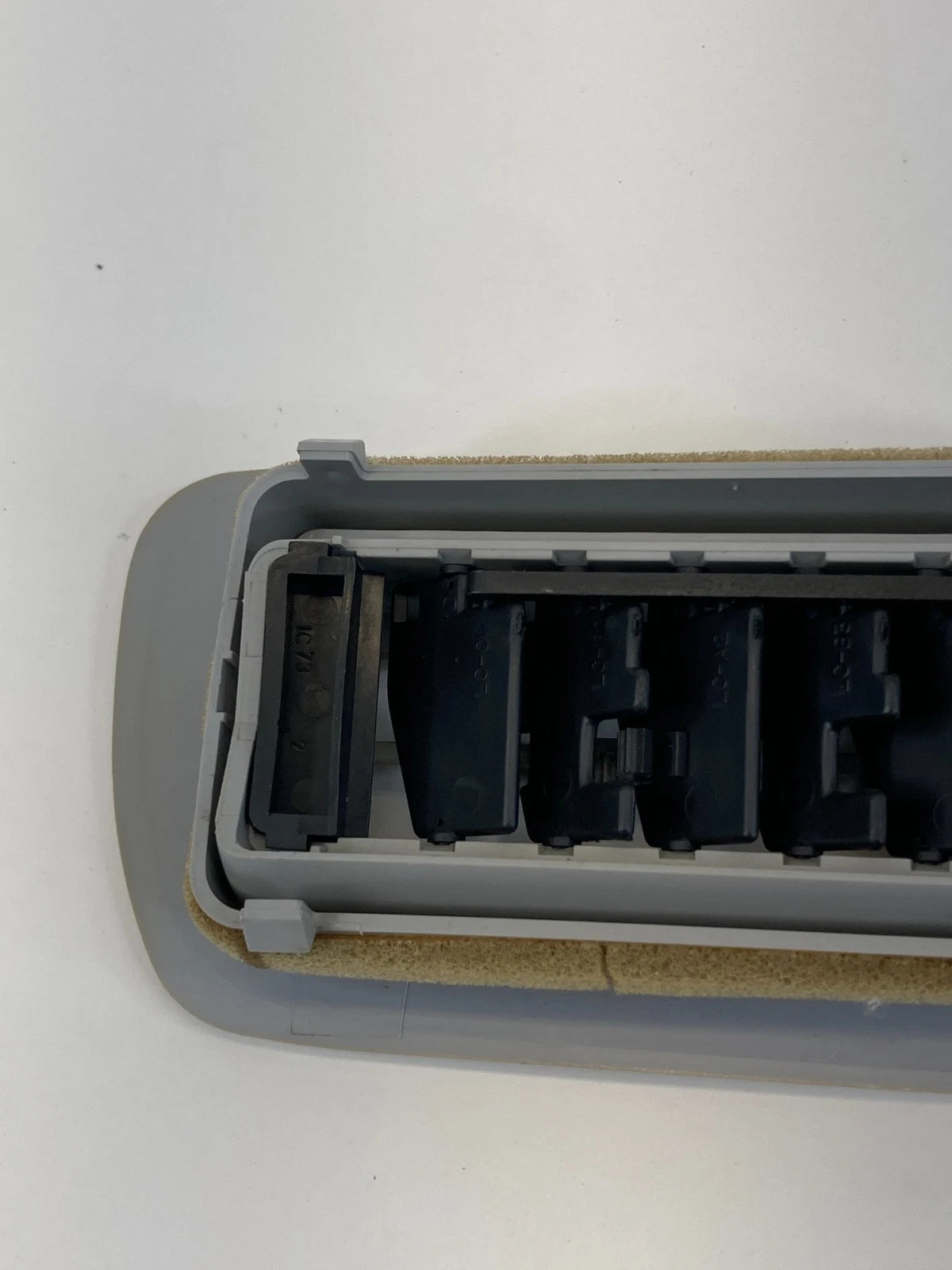 2000-2006 MAZDA MPV REAR ROOF MOUNTED AIR VENT GRILLE TAN OEM LC7361810