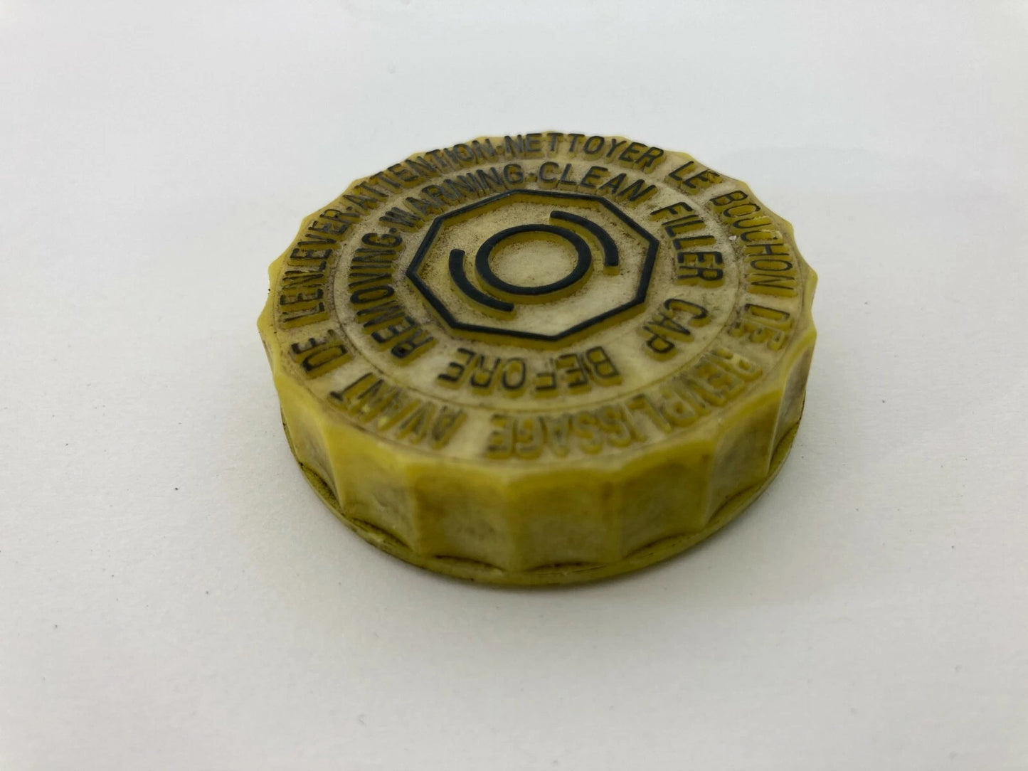 2005-2010 CHRYSLER 300 MASTER CYLINDER RESERVOIR BOTTLE GAS TANK CAP COVER