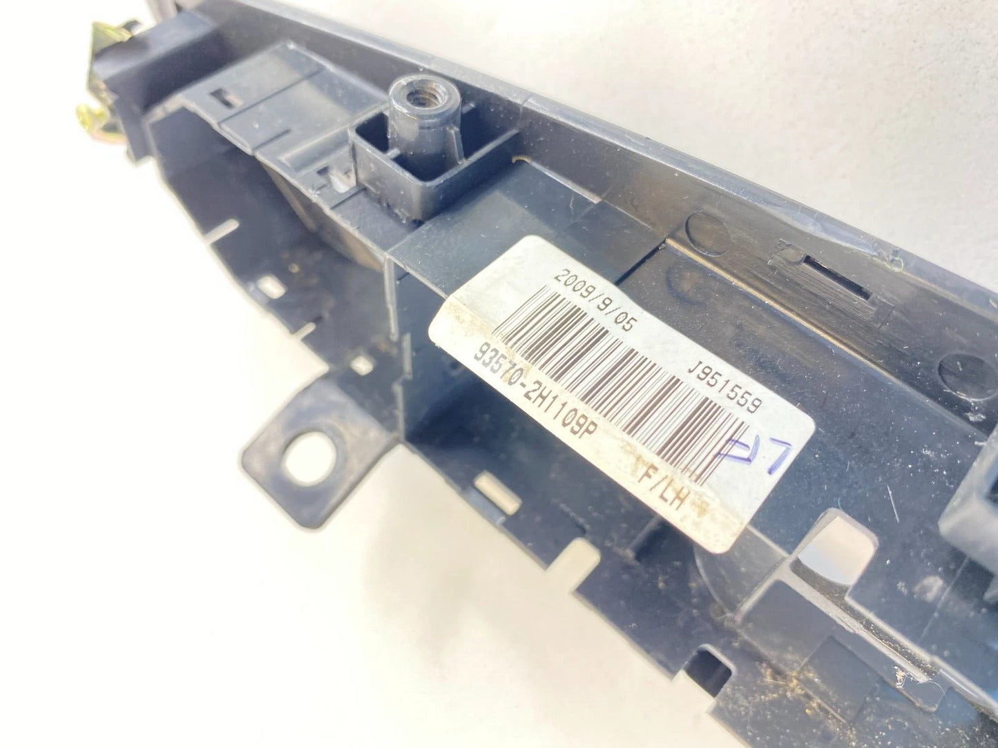 07-10 HYUNDAI ELANTRA SEDAN FRONT LEFT DOOR WINDOW SWITCH BEZEL 93570-2H010 OEM