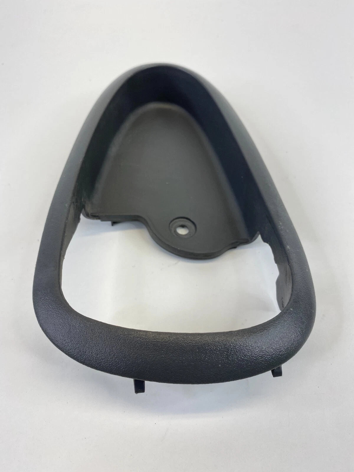 99-05 PONTIAC GRAND AM REAR RIGHT SIDE INTERIOR DOOR HANDLE COVER BEZEL 22617660