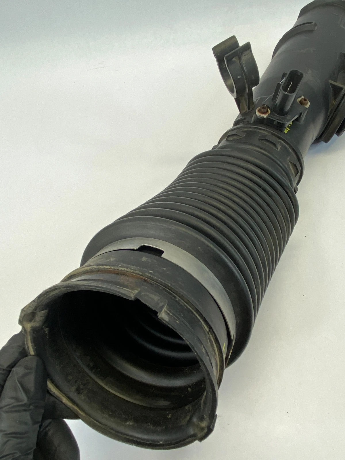2006 2007 CHEVROLET TRAILBLAZER 4.2L L6 AIR CLEANER OUTLET DUCT TUBE W/ MAF OEM