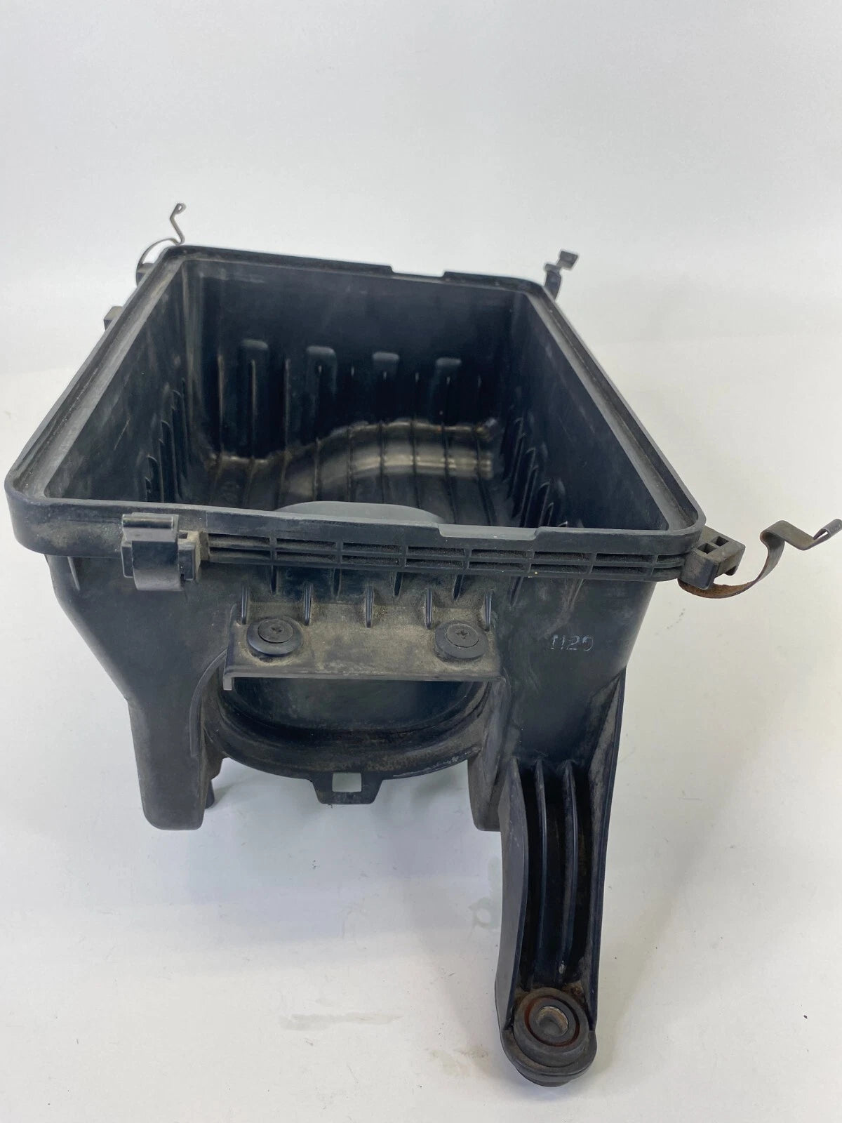 2009 KIA BORREGO 3.8L AIR CLEANER FILTER BOX LOWER COVER 28112-2J000 OEM