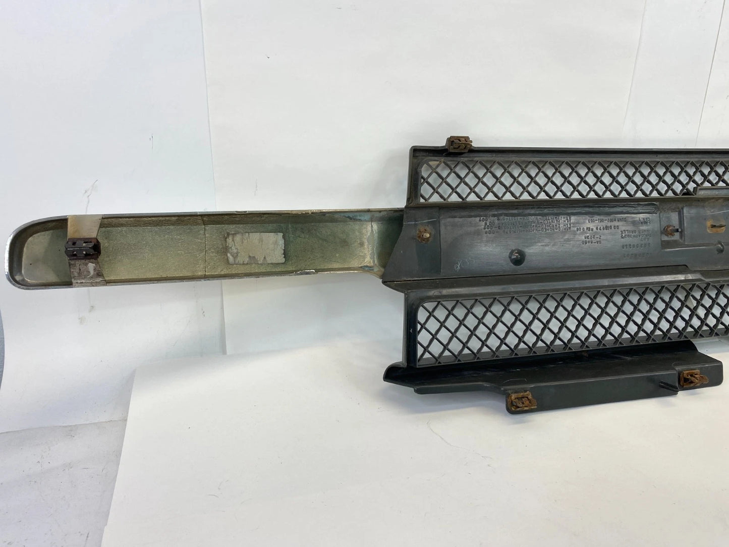 2002-2008 CHEVROLET TRAILBLAZER FRONT GRILLE W/ EMBLEM CHROME 10358107 OEM