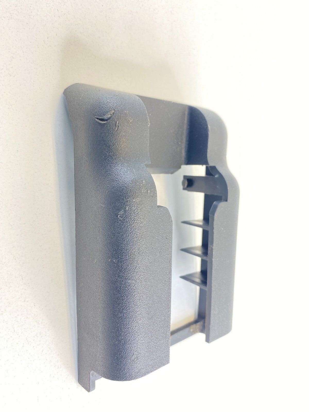 01 02 03 04 05 Chevrolet Chevy Monte Carlo Seat Belt Cover Bezel Trim 10318548