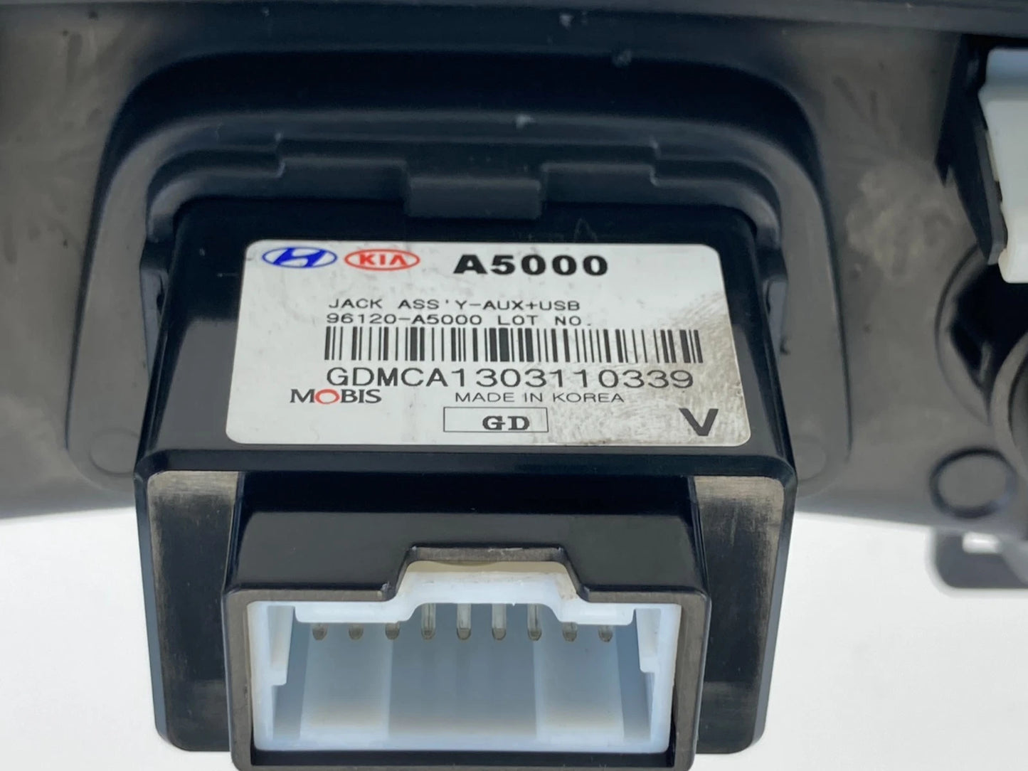 2013-2017 Hyundai Elantra GT Center Dash Auxiliary USB Jack W/ Trim Bezel Assy