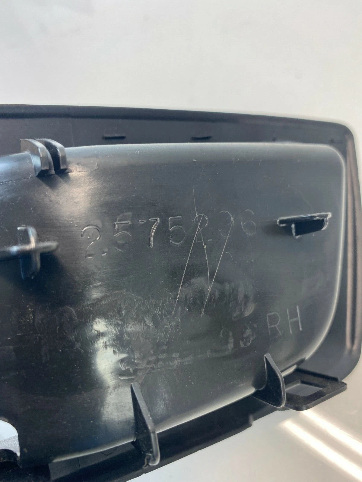 03-07 CADILLAC CTS REAR RIGHT INSIDE INNER DOOR HANDLE COVER BEZEL 2575296 OEM