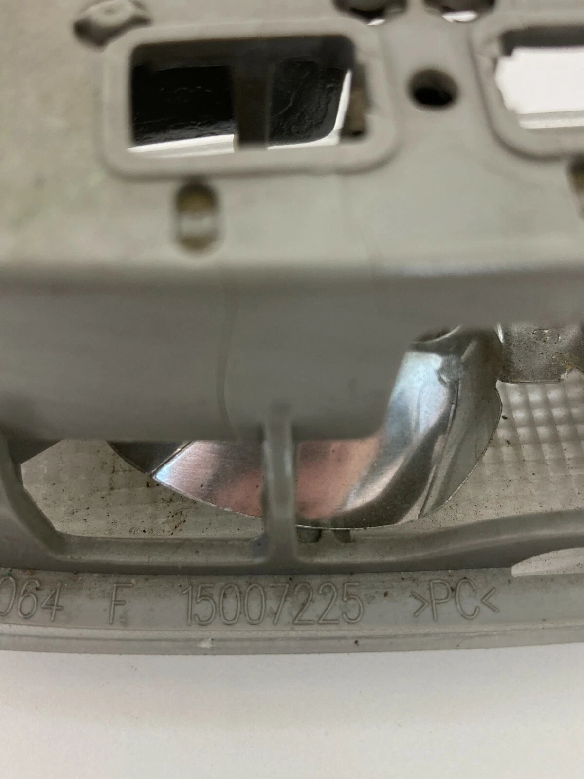 04 RAINIER 02-04 TRAILBLAZER FRONT LEFT LAMP COURTESY OVERHEAD DOME LIGHT LAMP