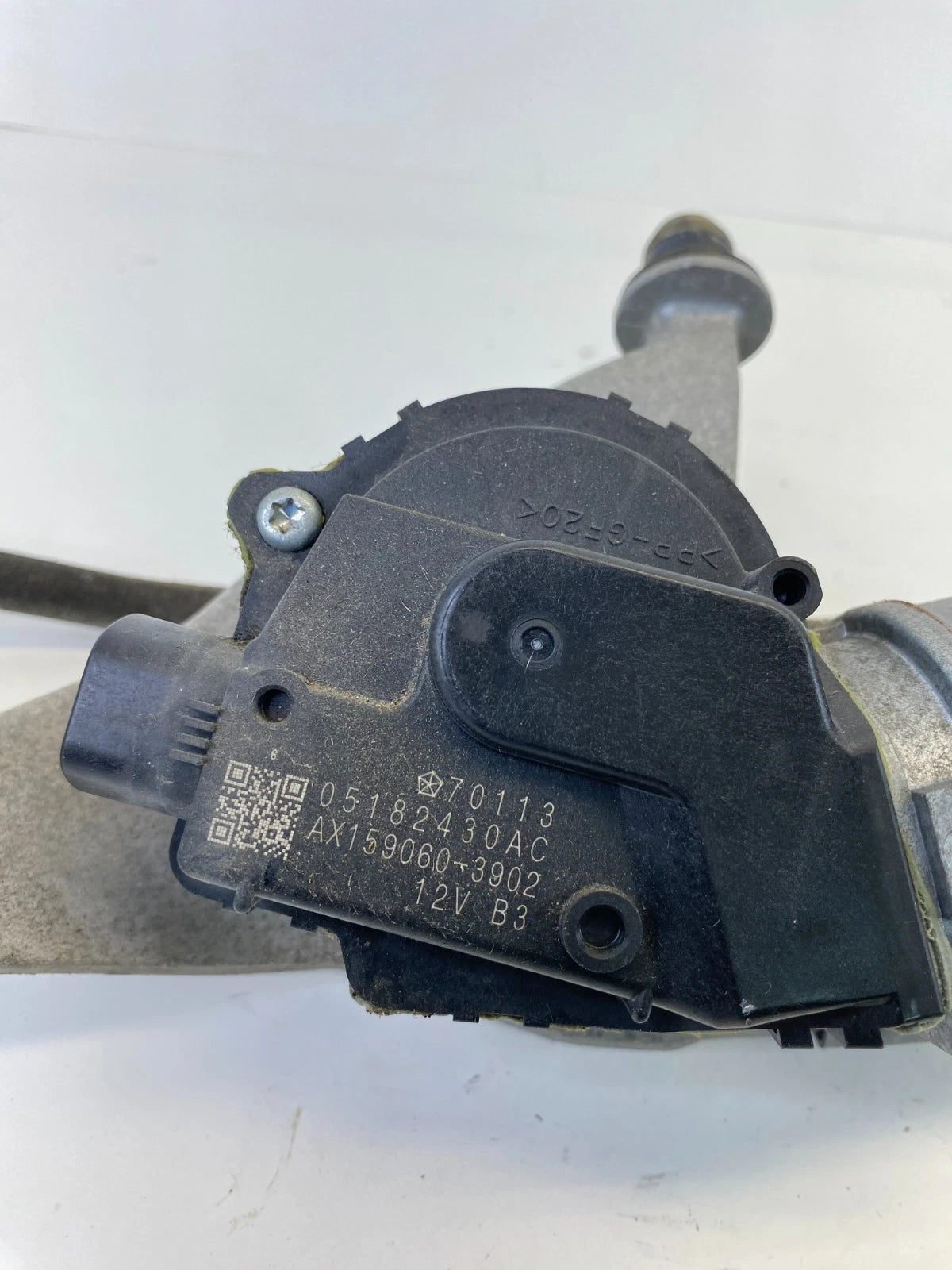 2012-2019 FIAT 500 FRONT WINDSHIELD WIPER MOTOR W/ LINKAGE ASSEMBLY OEM