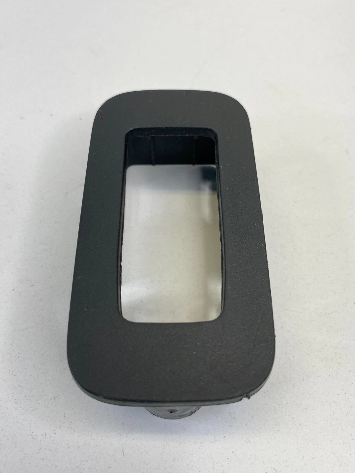 2007-2010 DODGE CHARGER RIGHT PASSENGER DOOR WINDOW SWITCH COVER BEZEL 100010774