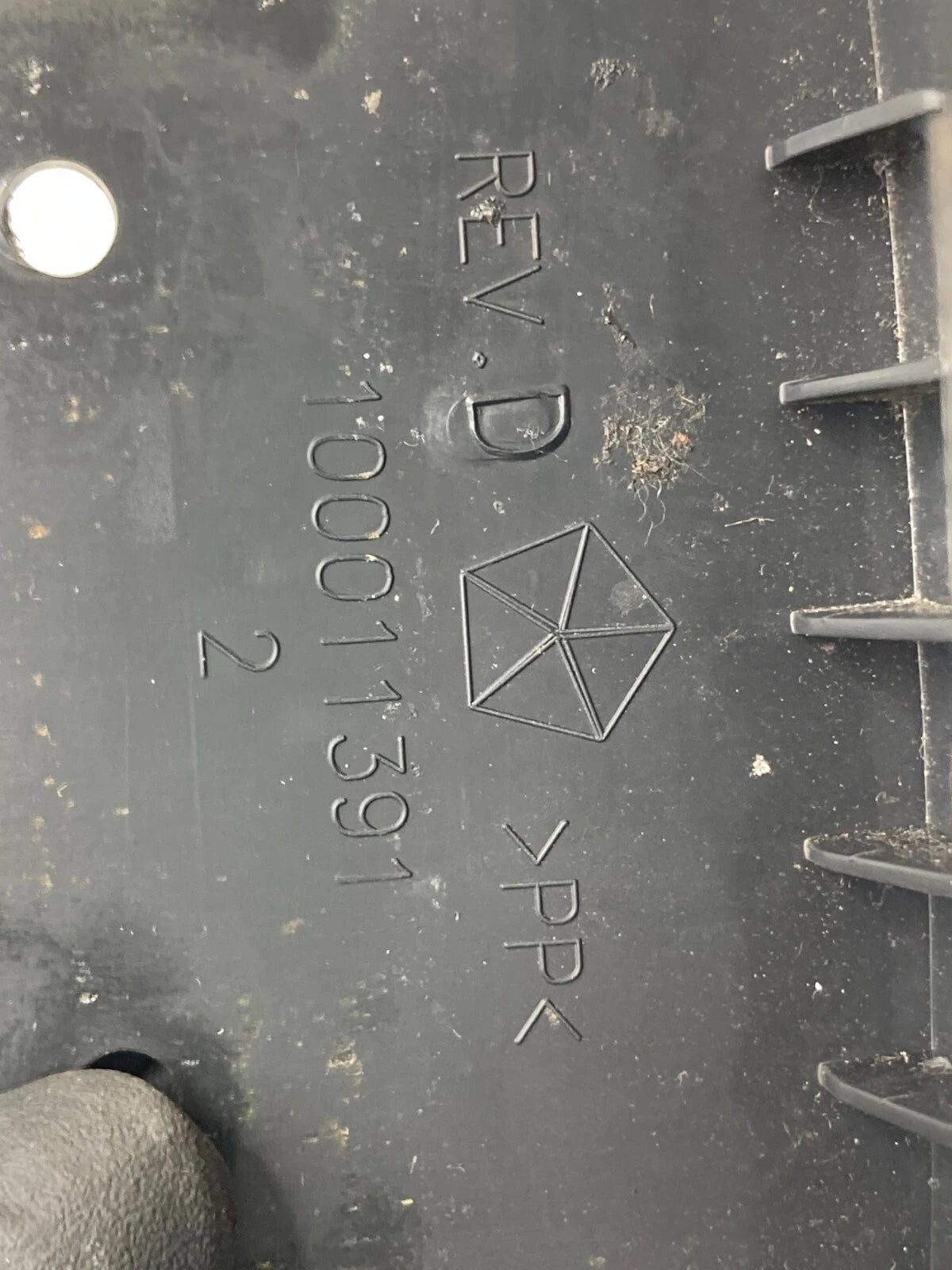 2009 2010 DODGE JOURNEY REAR CENTER CONSOLE POWER OUTLET TRIM BEZEL PANEL