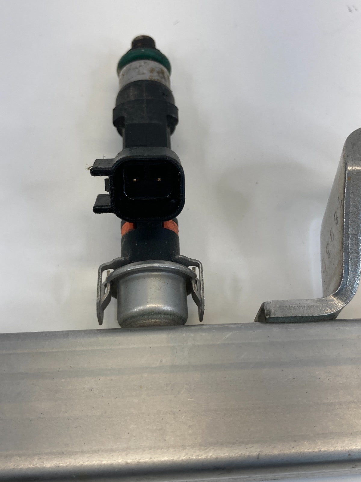 13-18 Ford C-Max 2.0L L4 AT Fuel Injection Rail W/ Injectors 4M5G-9D280-DB OEM