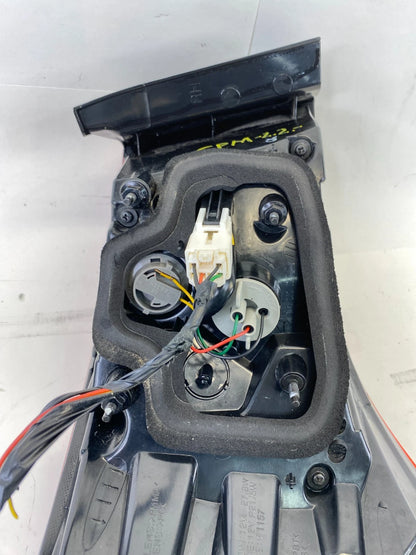 2012-2017 KIA RIO REAR RIGHT PASSENGER OUTER TAIL LIGHT LAMP UNIT 92402-1W0 OEM