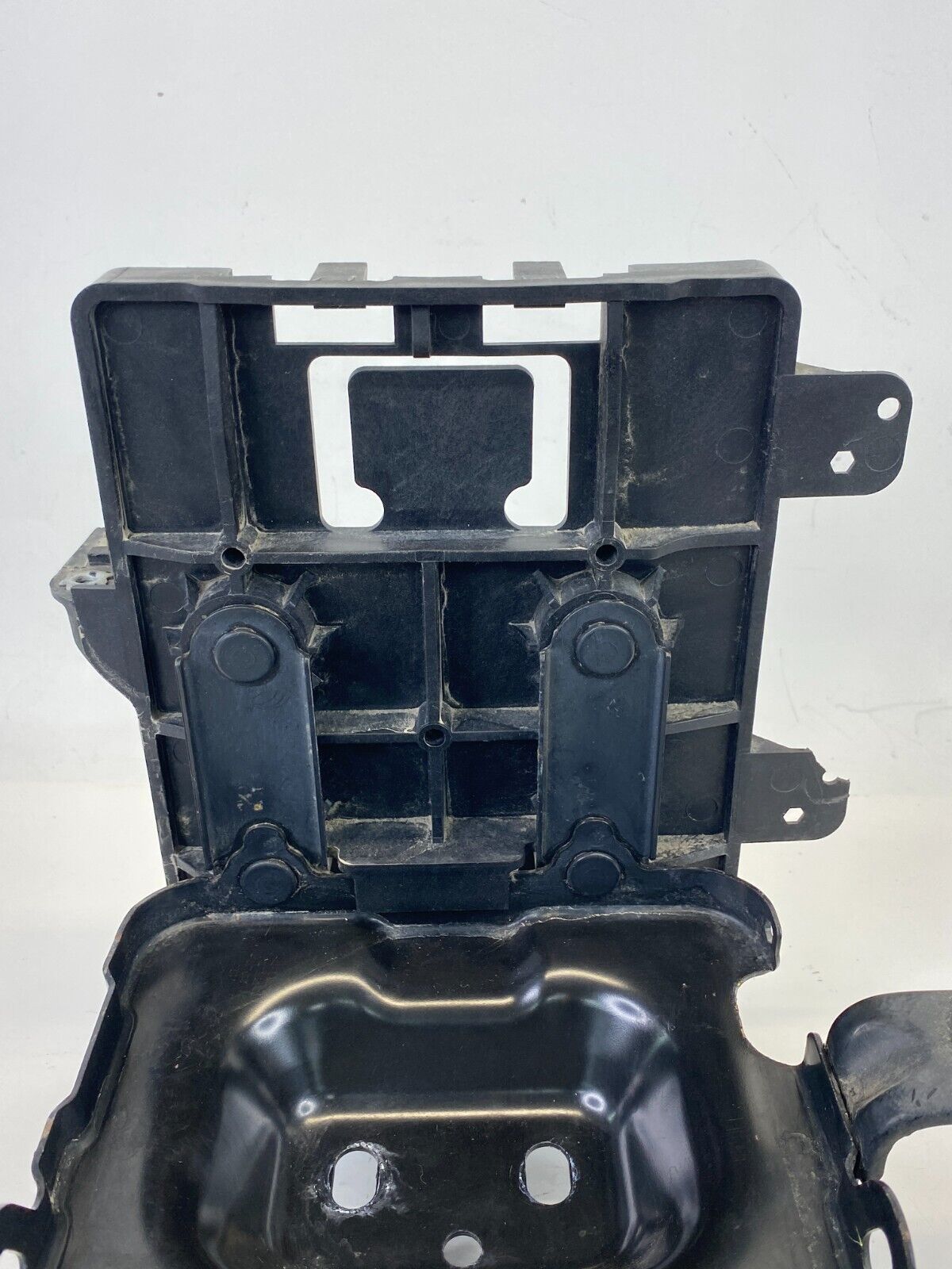 2012-2015 Chevrolet Captiva Sport 2.4L L4 Battery Tray Holder Bracket Assenbly