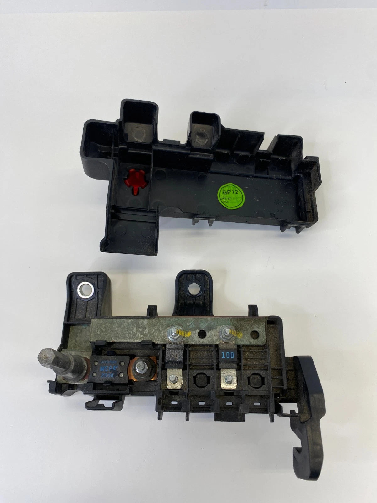 2013-2017 CADILLAC ATS 2.0L L4 BATTERY DISTRIBUTION ENGINE COMPARTMENT FUSE BOX