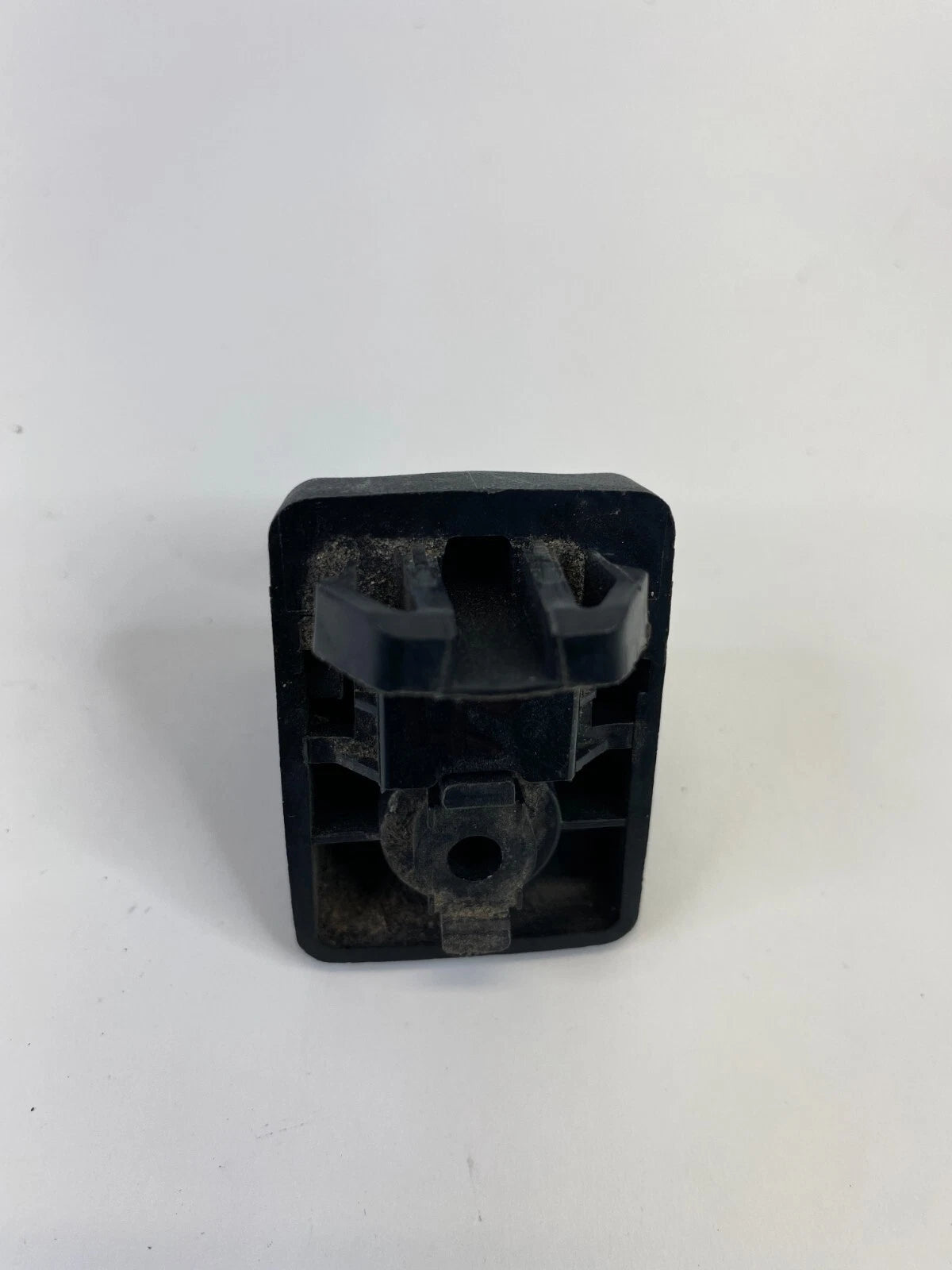 2014-2019 KIA SOUL FRONT LEFT SIDE SUNVISOR SUN VISOR HOLDER CLIP RETAINER OEM