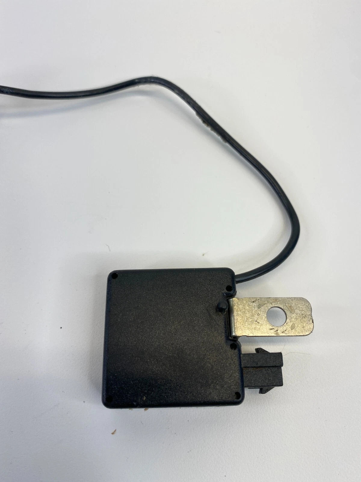 2003-2006 LAND ROVER RANGE RADIO ANTENNA SUPPRESSION FILTER MODULE XUE000030 OEM