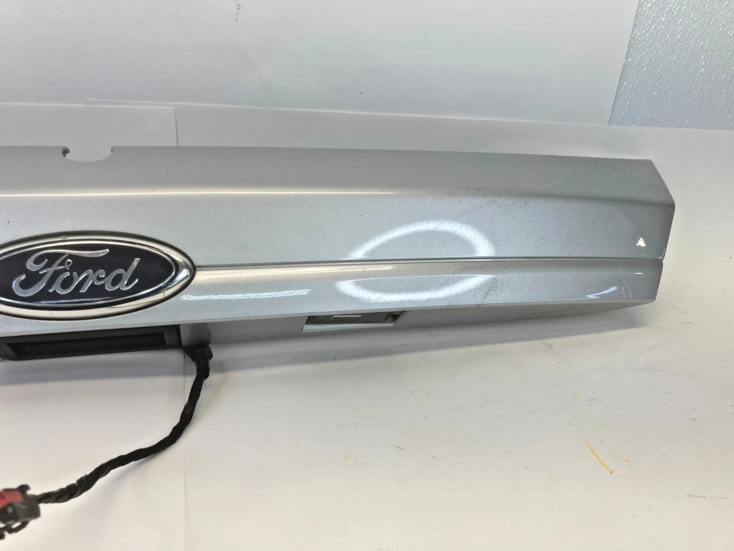 2014-2019 FORD FIESTA HATCHBACK REAR LIFTGATE LATCH HANDLE MOLDING W/ EMBLEM OEM