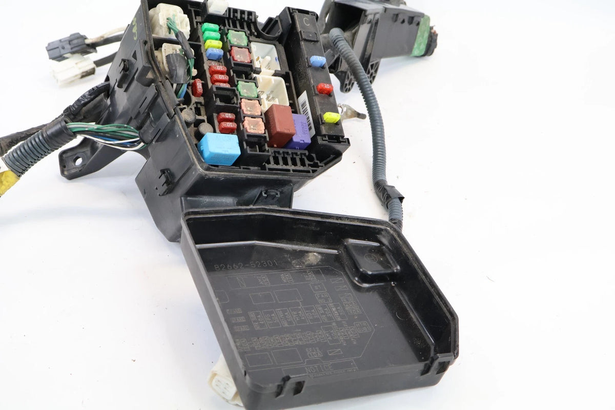 2007-2012 TOYOTA YARIS 1.5L L4 A/T ENGINE COMPARTMENT FUSE BOX JUNCTION BLOCK