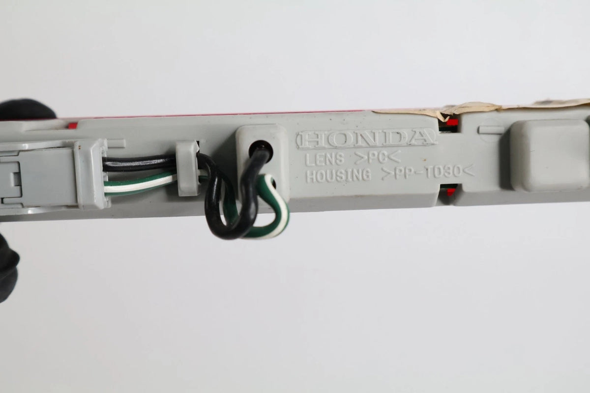 2004-2008 ACURA TL SEDAN REAR HIGH MOUNT THIRD 3RD BRAKE STOP LIGHT LED OEM