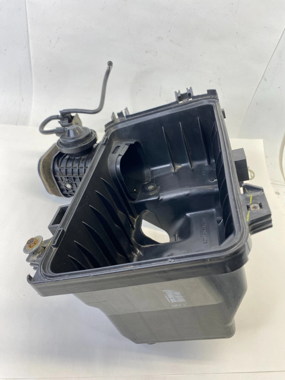 05 06 TOYOTA SIENNA 3.3L AIR CLEANER BOX LOWER HOUSING COVER 17701-0A100 OEM