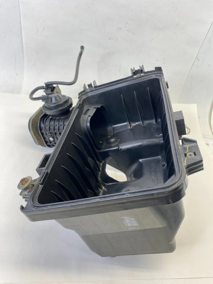 05 06 TOYOTA SIENNA 3.3L AIR CLEANER BOX LOWER HOUSING COVER 17701-0A100 OEM