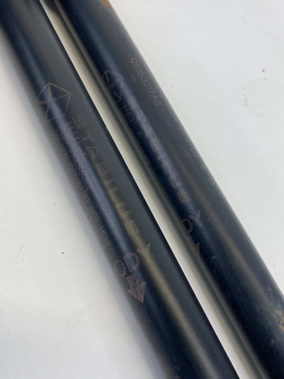 07-12 DODGE CALIBER TRUNK LIFT SUPPORT CYLINDER SHOCK STRUT PAIR 05160017AB