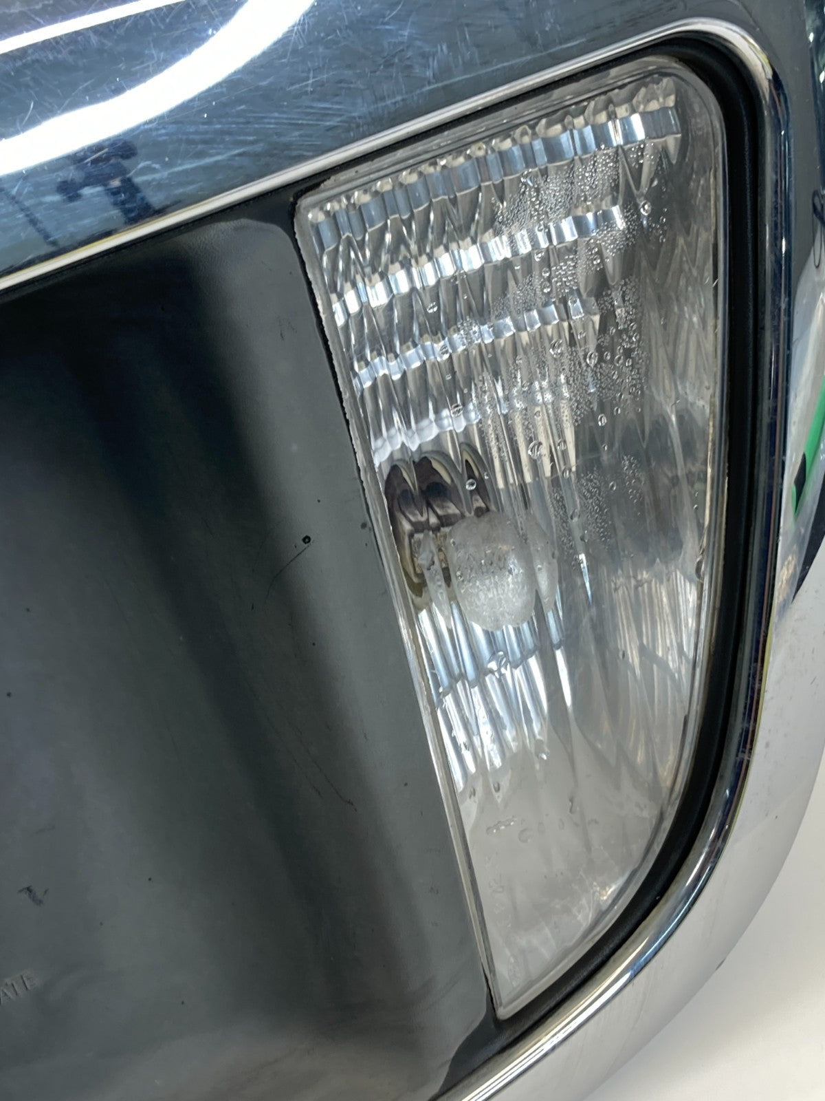 03-06 Lincoln Navigator Rear Trunk Lid License Light Plate Finish Panel Molding