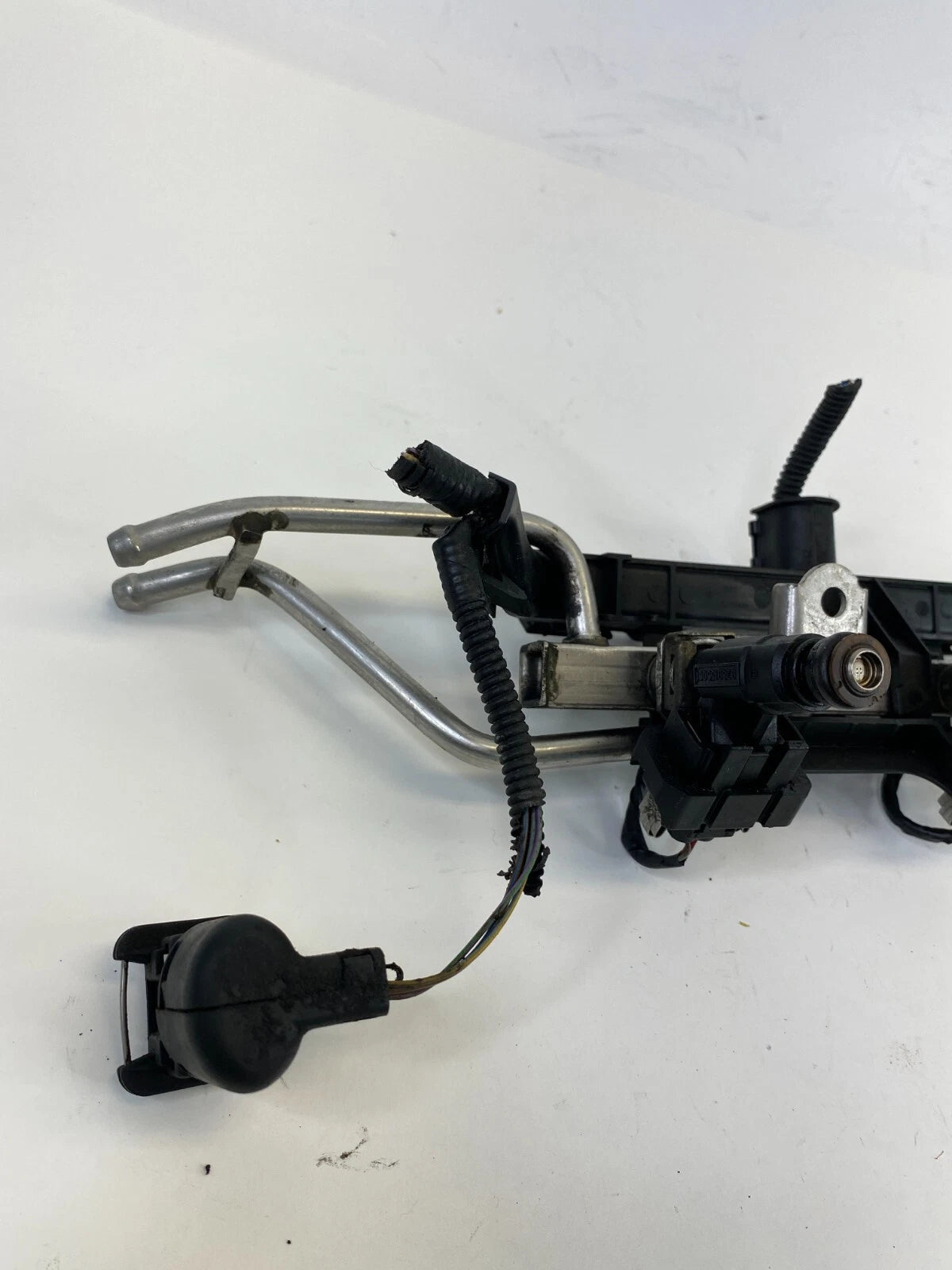 1999-2005 VOLKSWAGEN BEETLE AT FUEL INJECTION RAIL W/ INJECTORS 06A-133-681-B