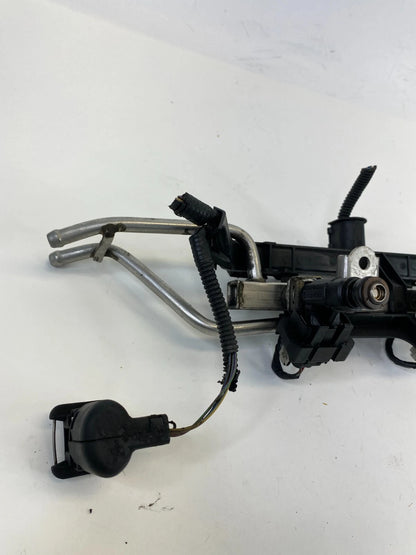 1999-2005 VOLKSWAGEN BEETLE AT FUEL INJECTION RAIL W/ INJECTORS 06A-133-681-B
