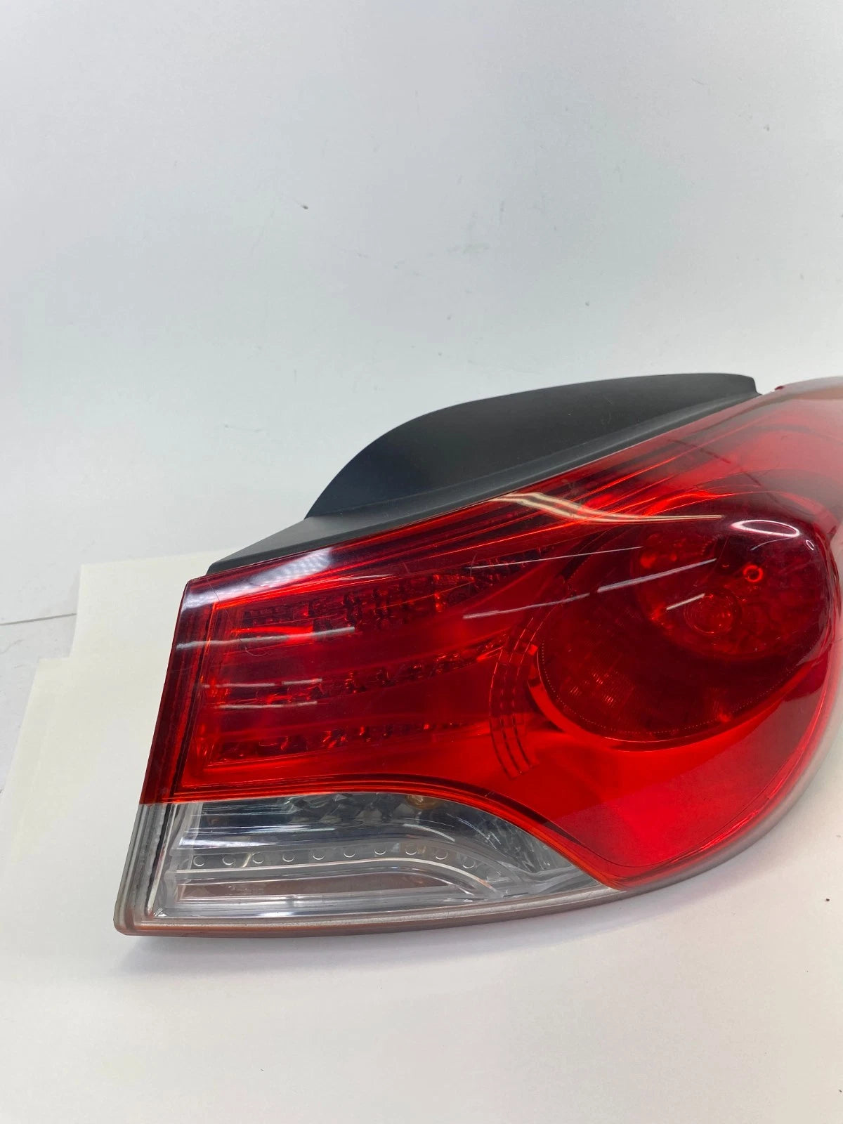 2011-2013 HYUNDAI ELANTRA SEDAN REAR RIGHT PASSENGER OUTER TAIL LIGHT TAILLIGHT